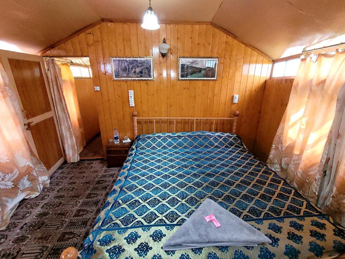 Tashkand Houseboat Srīnagar Dış mekan fotoğraf